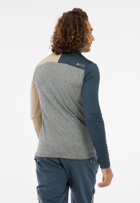 Langsleeve shirt met een grijs gemêleerd lichaam, marineblauwe mouwen en een lichtbeige schouderpaneel. Zachte textuur met een gestroomlijnde pasvorm.
