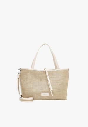 Borsa tote intrecciata color beige con due manici, tracolla staccabile e rifiniture in pelle con una piccola etichetta rettangolare sulla parte anteriore.