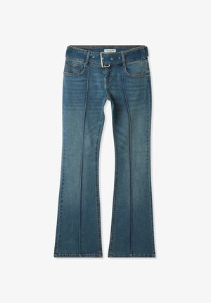 Jeans a zampa d'elefante in denim blu con una finitura sbiadita, quattro tasche e un classico passante per la cintura. Presentano cuciture a contrasto e una chiusura con zip.