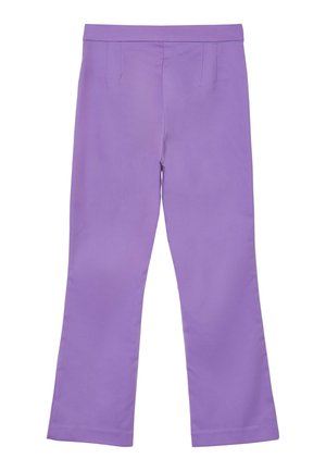 Pantaloni a zampa in tessuto lavanda tinta unita, caratterizzati da una texture liscia, dettaglio di piega frontale e vita aderente per un look sartoriale.