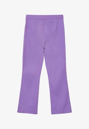 Schlaghosen aus einfarbigem lavendelfarbenem Stoff, mit glatter Textur, vorderer Bügelfalte und einem taillierten Bund für eine maßgeschneiderte Optik.