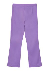 Pantaloni a palazzo in lavanda uniforme, realizzati in materiale liscio. Presentano una parte anteriore piatta con dettagli di cucitura verticale e un design della vita pulito.
