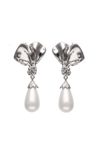 Náušnice se stříbrným tónem s plynulým, sochařským designem. Každá náušnice má velkou perlovou kapku ve tvaru slzy zavěšenou pod dekorativním kováním.