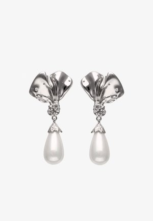 Orecchini tono argento con un design fluido e scultoreo. Ogni orecchino presenta una grande perla a forma di goccia sospesa sotto un elemento decorativo.