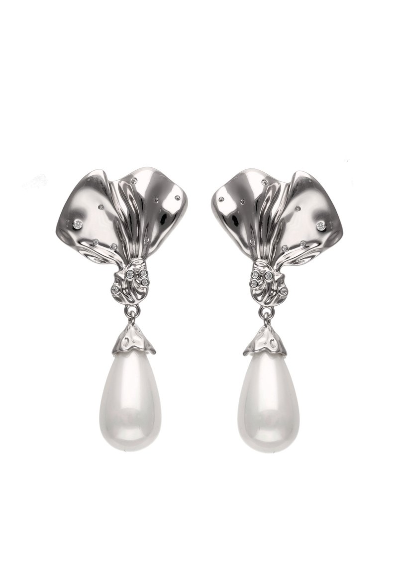 Náušnice se stříbrným tónem s plynulým, sochařským designem. Každá náušnice má velkou perlovou kapku ve tvaru slzy zavěšenou pod dekorativním kováním.