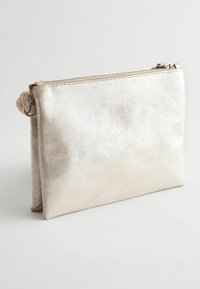 Borsa a mano metallica argento con una texture liscia, chiusura con cerniera nella parte superiore e una maniglia laterale arrotondata. Forma rettangolare compatta.