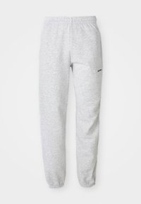 Graue Sweatpants aus weichem Stoff, mit einem elastischen Bund und Bündchen, versehen mit einem kleinen schwarzen Logo an der Seite.