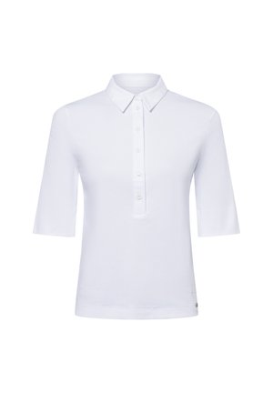 Chemise polo blanche à manches courtes avec un col pointu et cinq boutons sur le devant, présentée sur un fond blanc uni.