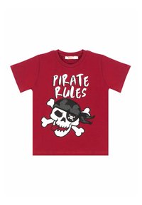 Rød bomulds t-shirt med et stort hvidt og sort piratskull grafik med krydse knogler og "PIRATE RULES" tekst i fed, legesyg skrifttype.