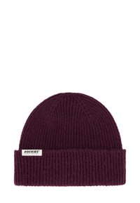 Burgunderfarget strikket lue med ribbet tekstur og brettet kant. Har en hvit tagg med merkenavnet "POCKIES" på siden.