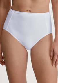 Hochgeschnittene weiße Unterwäsche aus glattem Stoff, mit einem nahtlosen Design und minimaler Naht, das vollständige Abdeckung und eine klassische Silhouette bietet.