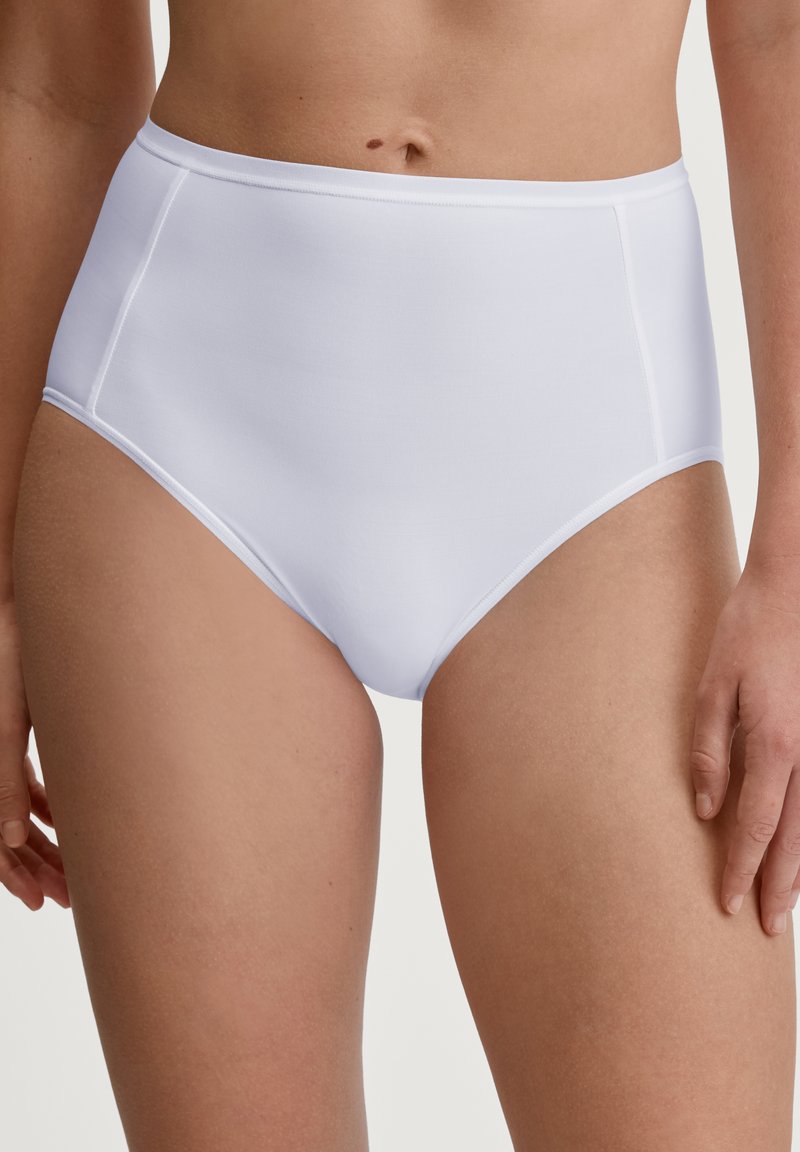 Hochgeschnittene weiße Unterwäsche aus glattem Stoff, mit einem nahtlosen Design und minimaler Naht, das vollständige Abdeckung und eine klassische Silhouette bietet.