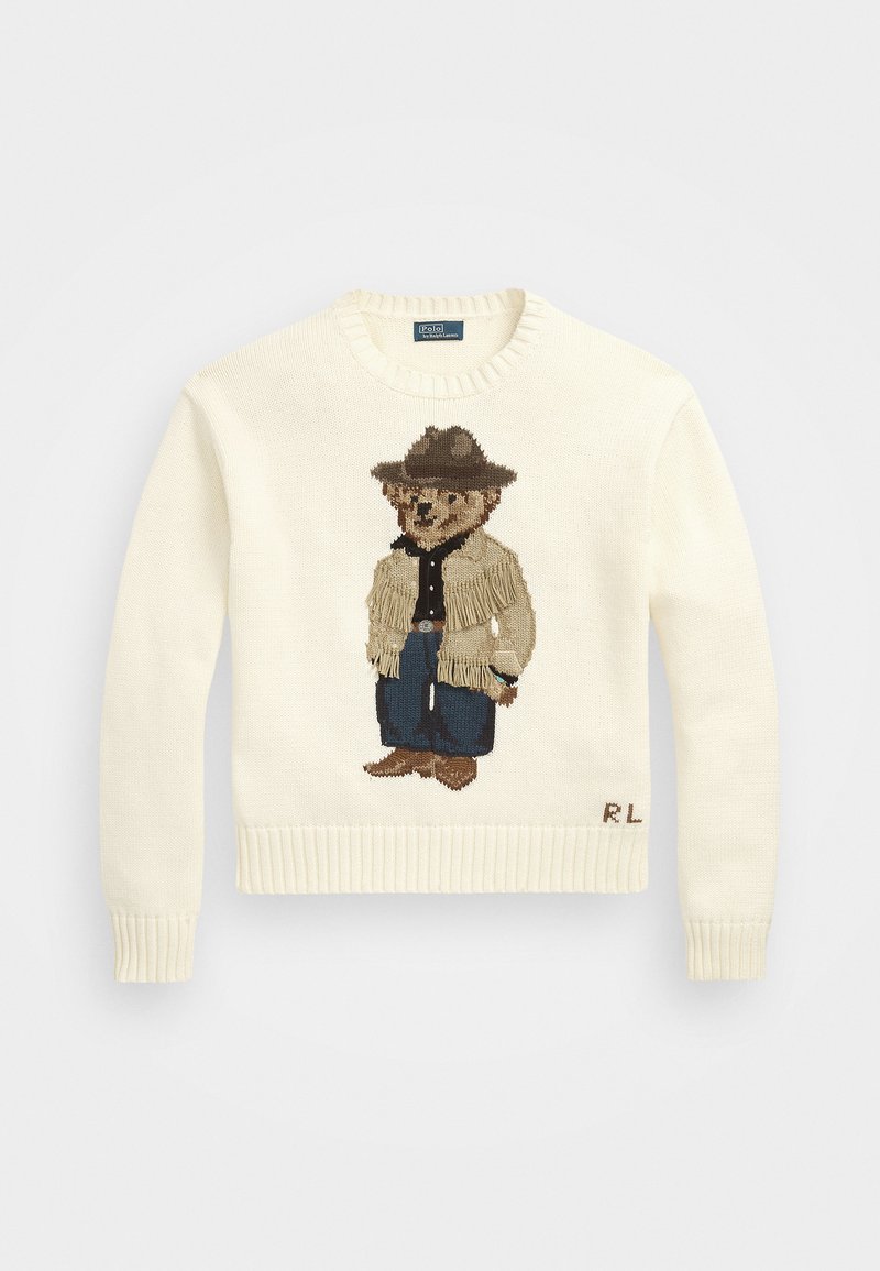 Strickpullover in Creme mit einer Bärenillustration, der eine fransige Jacke, eine blaue Jeans und einen braunen Hut trägt; gerippte Bündchen und Saum; gesticktes Logo.