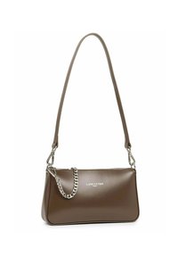 Borsa a tracolla in pelle marrone con design elegante, dettaglio in catena argentata, tracolla regolabile e logo sulla parte frontale.