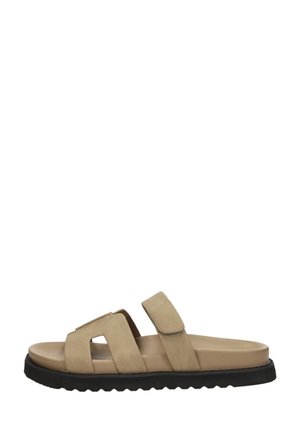 Beige suède sandaal met twee brede banden en verstelbare klittenbandsluiting op een zwarte geribbelde zool, ontworpen voor casual gebruik.