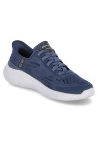 Granatowe siatkowe sneakersy z gumową podeszwą, sznurowanym zapięciem, perforowanymi panelami dla lepszej wentylacji oraz wyściełanym kołnierzem dla komfortu.