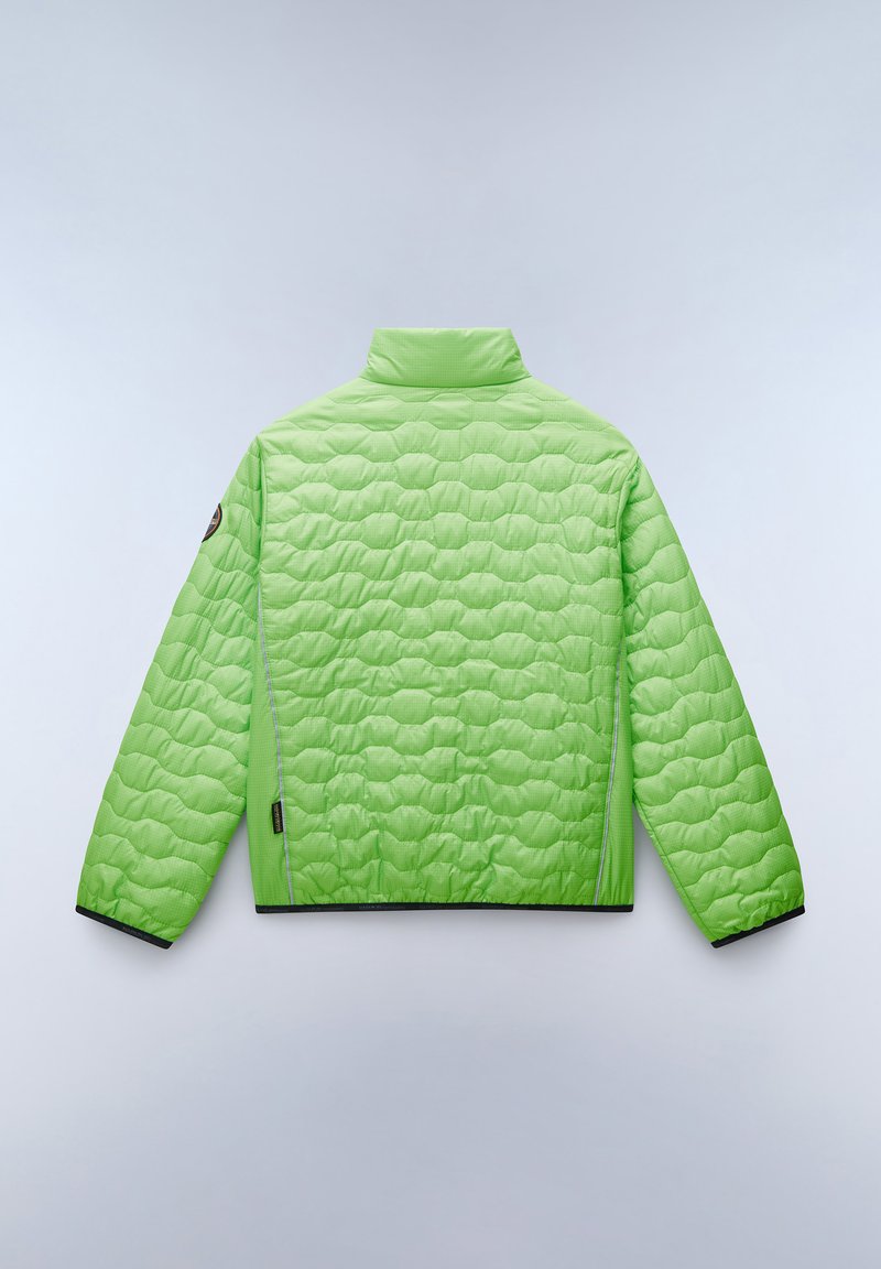 Chaqueta acolchada verde con cuello alto, fabricada en nylon ligero. Presenta un patrón texturizado y detalles en negro en el dobladillo y en los puños.