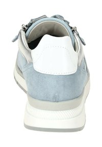 Helle blaue Wildledersneaker mit weißen Lederakzenten, strukturiertem Absatz und doppelten Reißverschlüssen. Ausgestattet mit einer dicken, grauen Gummisohle.