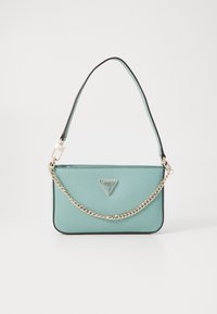 Lyseblå syntetisk håndtaske med en glat tekstur, guldkæde-rem og sorte accenter. Har en trekantet logo på forsiden.