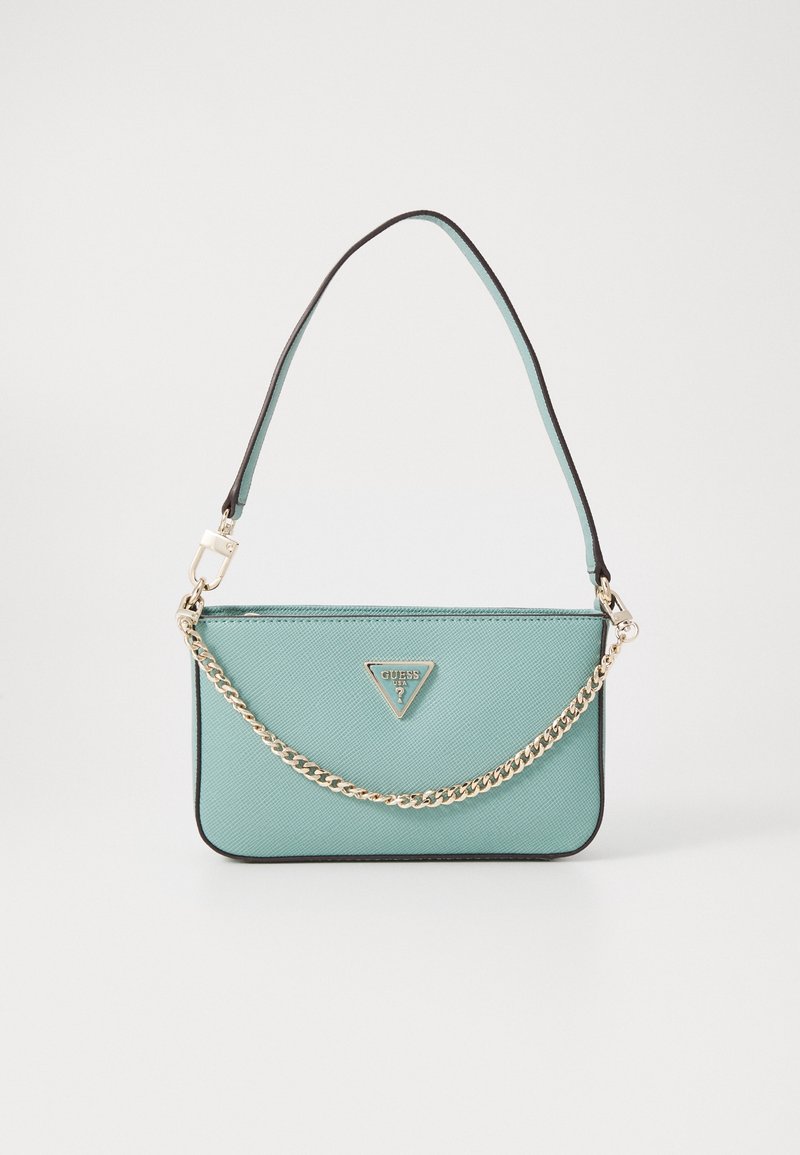 Lyseblå syntetisk håndtaske med en glat tekstur, guldkæde-rem og sorte accenter. Har en trekantet logo på forsiden.