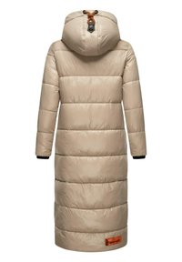 Beige pufferjas met capuchon, voorzien van horizontaal doorgestikte secties, elastische manchetten en een logo patch op de zoom. Soepele, glanzende textuur.