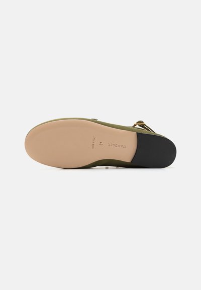 Green suede sandal with a smooth tan sole, featuring a strap on the side and a black accent on the heel. Size 37, made in Italy.