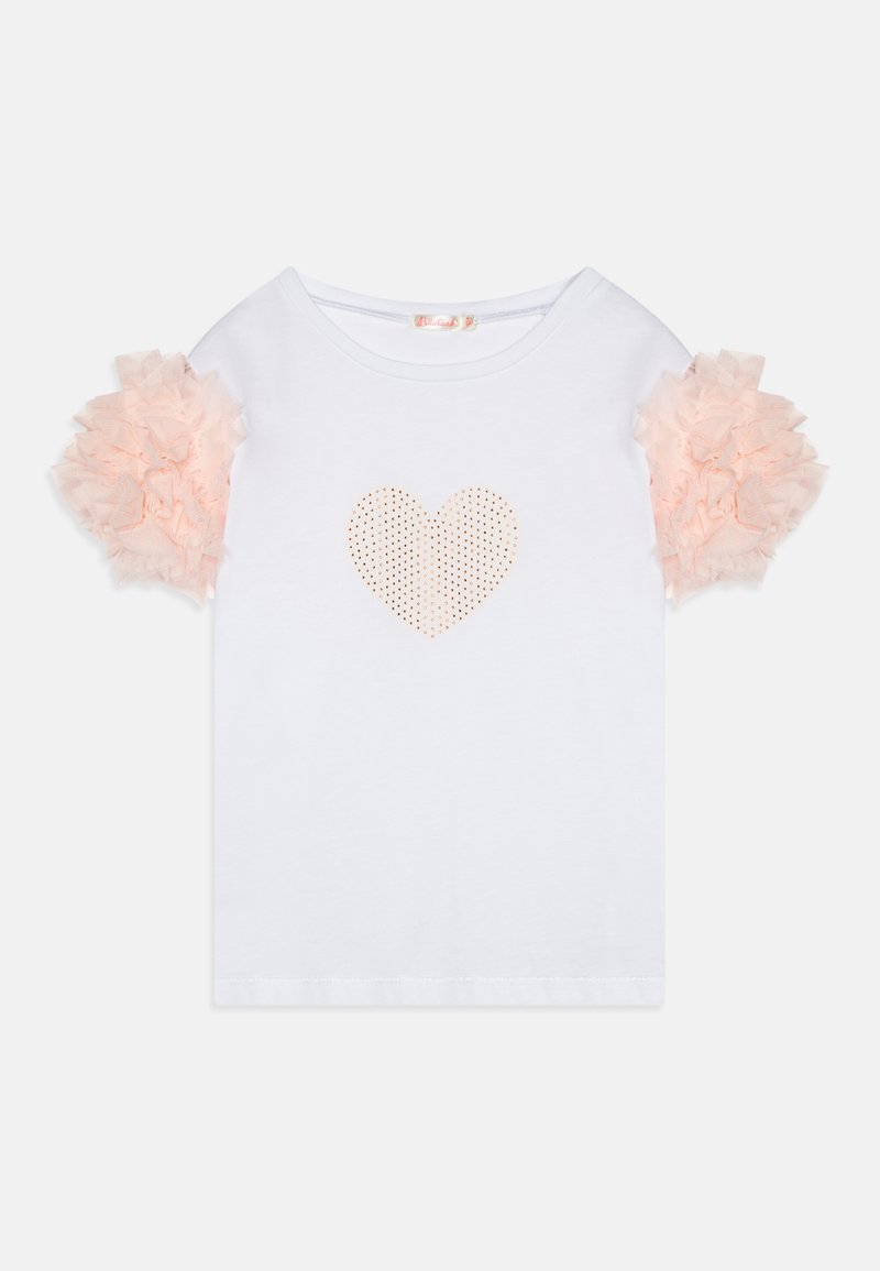 T-shirt branca com mangas curtas e frisadas em pêssego e um design de coração perfurado na frente. Material de algodão macio, corte casual.