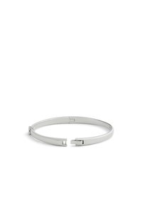 Pulsera de bangle de metal plateado, con una superficie lisa y pulida, un diseño elegante y abierto, y un mecanismo de cierre seguro.