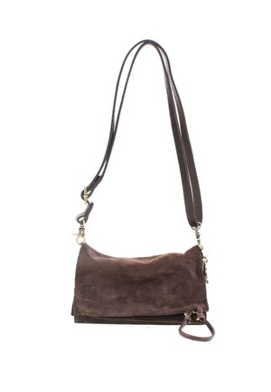 Brązowa zamszowa torba na ramię z regulowanym paskiem, zamknięciem na zamek oraz metalowymi elementami dekoracyjnymi na białym tle.