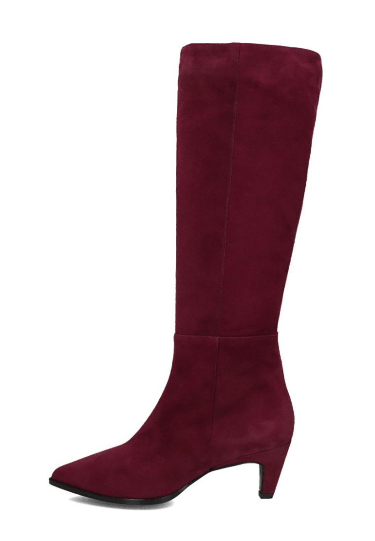 Knielange bordeauxsuède laars met een spitse neus, taps toelopend ontwerp en een lage hak. Gladde textuur zonder zichtbare hardware of accenten.