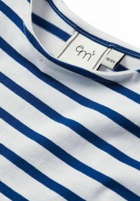 Raidalline lyhythihainen paita valkoisena ja tummansinisenä puuvillana, jossa on pyöreä kaula-aukko ja labeli, jossa ilmoitetaan koko 98/104.