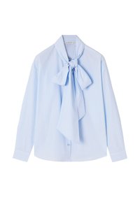 Bluză lungă cu mânecă, de culoare albastru deschis, cu un nod la guler, având dungi verticale subțiri albe și un sistem de închidere cu nasturi.