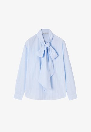 Blusa de manga larga color azul claro con un lazo en el cuello, con finas rayas verticales blancas y un cierre de botones en la parte delantera.