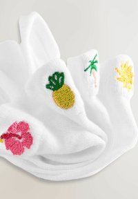 Bijele čarape s vezene tropske motive: ružičasti hibiskus, žuto sunce, zeleni palmine drvo i žuti ananas, s mekim teksturom.