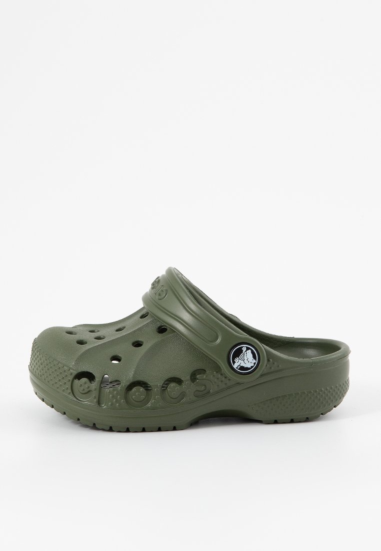 Groene rubberen klompen met ventilatiegaten, verstelbare band en het reliëf "crocs" logo aan de zijkant. Lichtgewicht en met een gestructureerde zool.