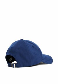 Cappellino da baseball in cotone blu navy con visiera curvata, cinturino regolabile sul retro e bottone circolare in cima. Tessuto liscio, senza motivi visibili.
