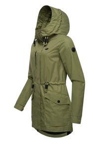 Olivovo zelená parka, vyrobená z vodoodolného materiálu. Obsahuje kapucňu so šnúrkou, nastaviteľný pás a niekoľko predných vreciek.