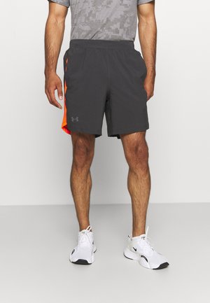 Pantaloncini sportivi da uomo in grigio scuro con accenti arancioni sul lato, realizzati in tessuto leggero. Presentano una cintura elastica per il comfort.