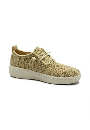 Sneaker casual beige con motivo a vortice testurizzato e motivo geometrico intrecciato, lacci elastici con fermaglio e suola in gomma bianca.