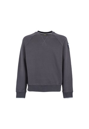 Szary sweatshirt z okrągłym dekoltem, ściągaczami na mankietach i dolnym brzegu oraz naszywką na lewym ramieniu. Posiada miękką teksturę i minimalne detale przeszyć.