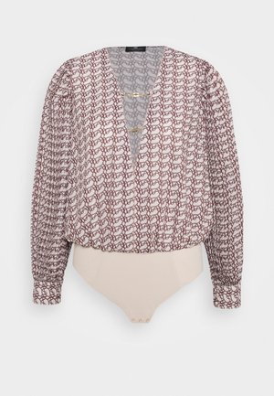 Body à manches longues avec motif chaîne bordeaux sur tissu blanc, col en V profond, manches bouffantes et fermetures à clip dorées à l'avant et en bas.