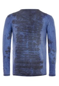 Langarmshirt in verschiedenen Blautönen mit einem strukturierten, abstrakten Muster. Weicher Stoff mit rundem Halsausschnitt und genähtem Saum.