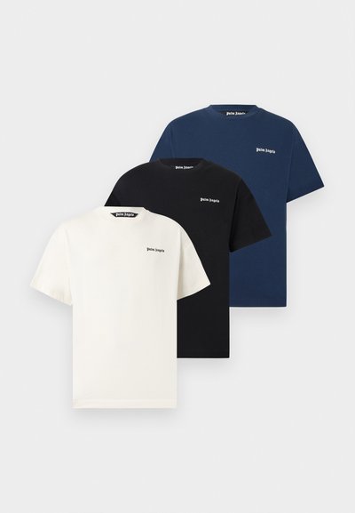 Τρία κοντομάνικα t-shirts σε λευκό, μαύρο και ναυτικό μπλε με μικρό λευκό κείμενο «Palm Angels» στο αριστερό στήθος.