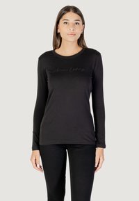 Schwarzes langärmliges T-Shirt mit rundem Ausschnitt, das einen dezenten "Armani Exchange"-Schriftzug auf der Brust in passender Farbe aufweist. Glatte Stofftextur.