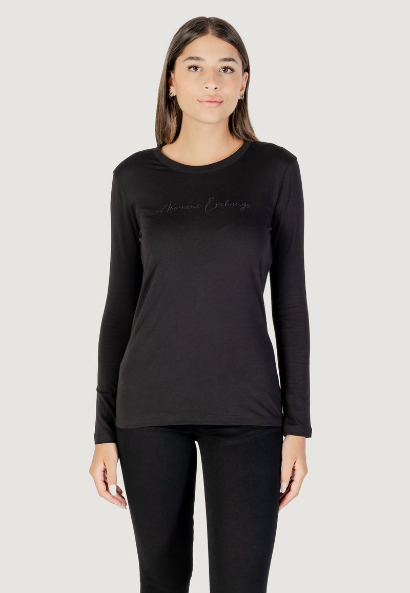Schwarzes langärmliges T-Shirt mit rundem Ausschnitt, das einen dezenten "Armani Exchange"-Schriftzug auf der Brust in passender Farbe aufweist. Glatte Stofftextur.