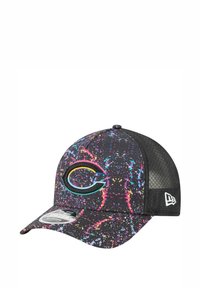 Die Kappe hat eine schwarze Basis und weist ein farbenfrohes Spritzmuster in Pink, Blau und Gelb auf. Das Logo befindet sich vorne, mit einem Netzrücken. Mit gebogenem Schirm.