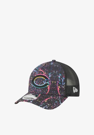 Die Kappe hat eine schwarze Basis und weist ein farbenfrohes Spritzmuster in Pink, Blau und Gelb auf. Das Logo befindet sich vorne, mit einem Netzrücken. Mit gebogenem Schirm.