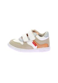 Sneaker avec velcro en gris, blanc et orange. Présente un dessus en suede texturé, un intérieur rembourré et une semelle en caoutchouc avec un logo.