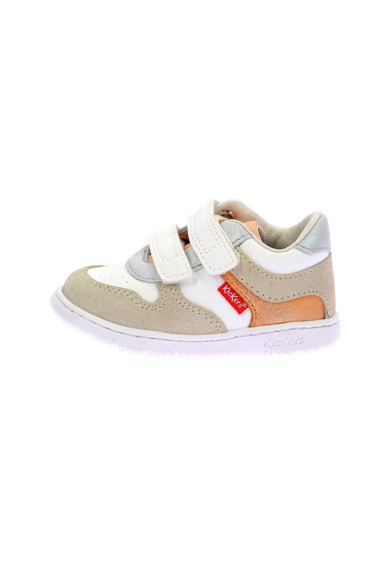 Sneaker avec velcro en gris, blanc et orange. Présente un dessus en suede texturé, un intérieur rembourré et une semelle en caoutchouc avec un logo.