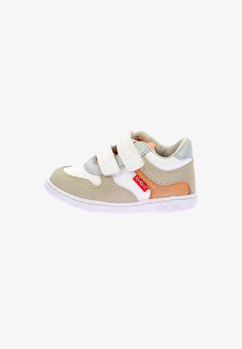 Sneaker avec velcro en gris, blanc et orange. Présente un dessus en suede texturé, un intérieur rembourré et une semelle en caoutchouc avec un logo.